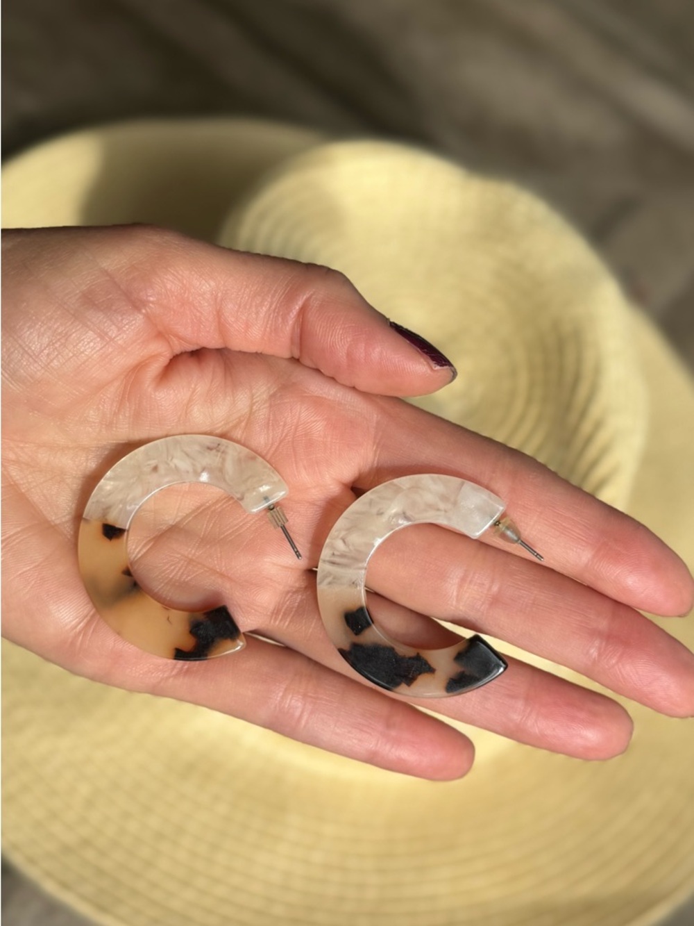Tortoiseshell Resin Crescent Hoop Earrings - Beige & Black